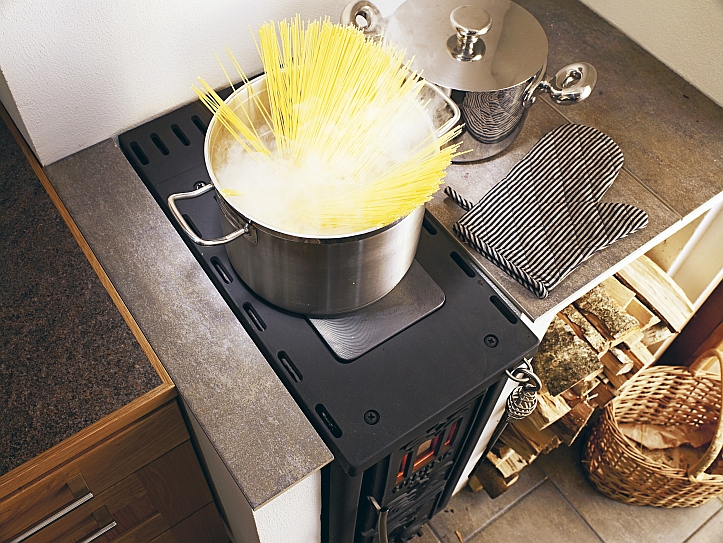 Küchenofen Josef Davidssons Viking 30 - es wird Spaghetti gekocht